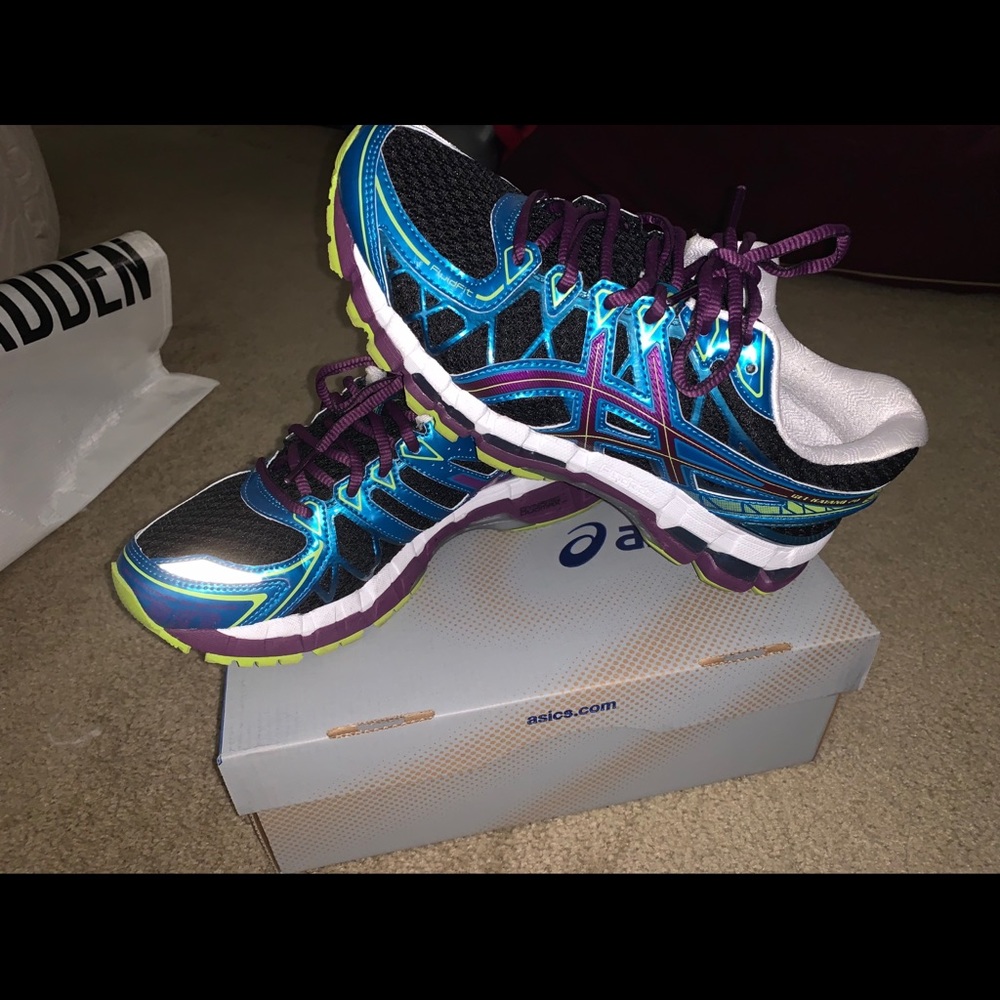 ASICS Women’s Kayano Shoes (Size 8.5)